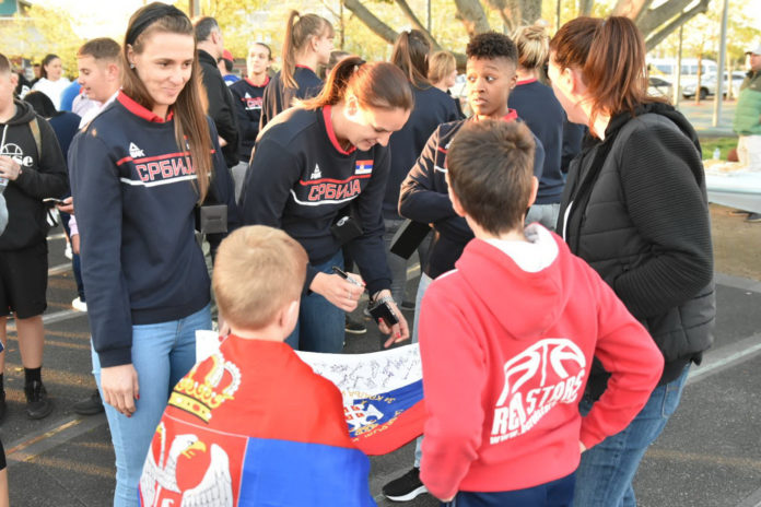 Reprezentativke se potpisale na zastavu deci iz Red Starsa