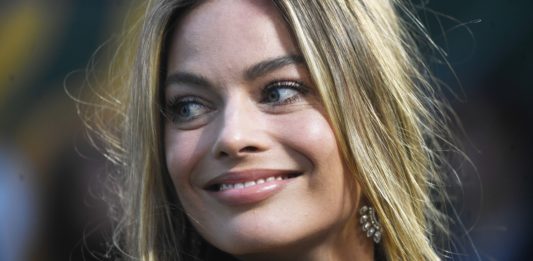 Sve “gori” zbog haljine Margo Robi (VIDEO)