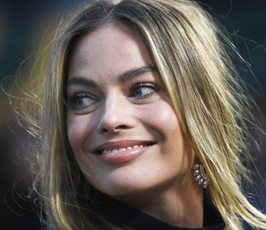 Sve “gori” zbog haljine Margo Robi (VIDEO)