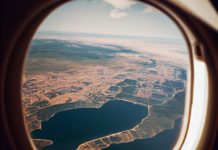 Da li ste se ikad zapitali zašto su prozori na avionu okrugli?