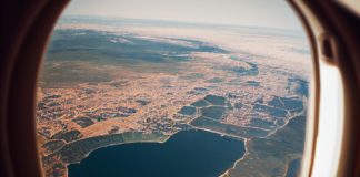 Da li ste se ikad zapitali zašto su prozori na avionu okrugli?