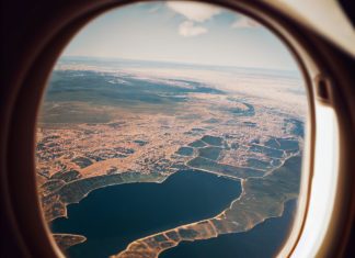 Da li ste se ikad zapitali zašto su prozori na avionu okrugli?