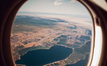 Da li ste se ikad zapitali zašto su prozori na avionu okrugli?