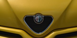 Zašto Alfa Romeo ukida tablice sa strane? U nekim državama tradicija još traje