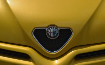 Zašto Alfa Romeo ukida tablice sa strane? U nekim državama tradicija još traje