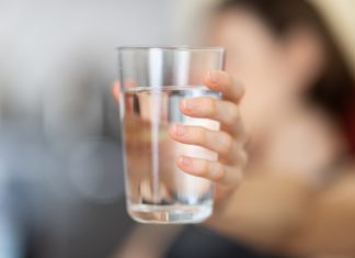 Zašto je dobro piti toplu vodu ujutro?