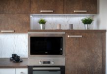 Bez ribanja i jakih hemikalija: Mikrotalasna će sijati kao nova uz ove dve namirnice