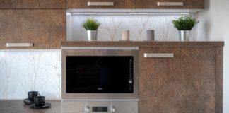 Bez ribanja i jakih hemikalija: Mikrotalasna će sijati kao nova uz ove dve namirnice