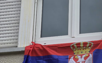 Pod prozorom: “Ubij, ubij Srbina!”