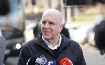Obradović stigao u Beograd, dočekali ga navijači: “Željko, ostani” (VIDEO)