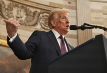 Tramp delio pomilovanja