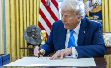 Tramp “oduševljen potpisom”