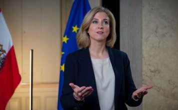 Šefica austrijske diplomatije pozvala koleginicu iz Albanije na „Opernbal”