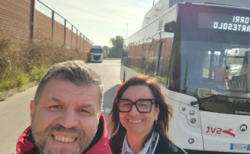 Biljana autobus vozi ulicama Vićence