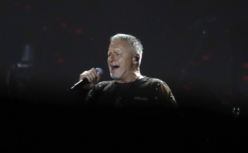 Protest desničara ispred kuće poslanice koja javno kritikuje Tompsona i ustaštvo