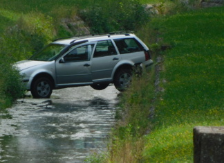 Loznica: Automobil “premostio” rečicu