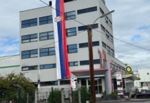 Velika srpska trobojka na zgradi Konzulata Srbije u Lincu