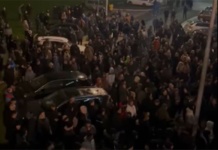 Napeto ispred Beogradske arene: Policija na treningu Partizana (VIDEO)