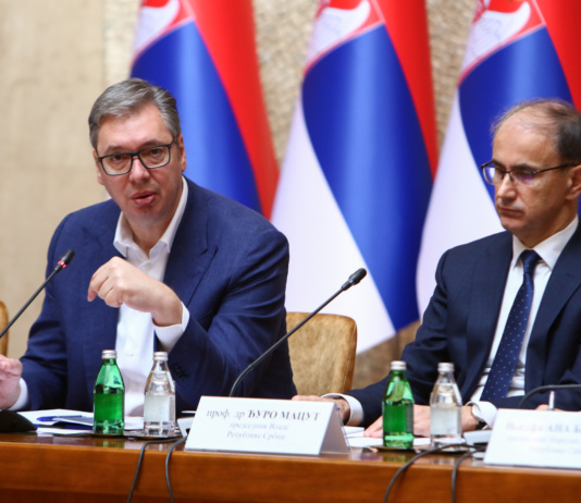 Frans pres: Predsednik Srbije želi da izbegne konfiskaciju ruskih akcija u NIS-u