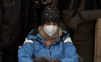 Dijana Hrka primila infuziju, nastavlja štrajk glađu pored Skupštine