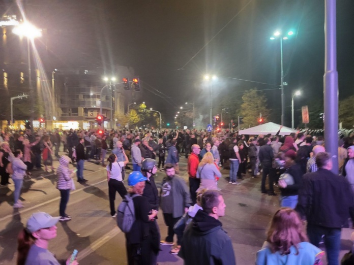 Neredi ispred Narodne skupštine