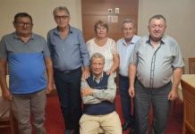 Susret pun emocija: Učitelj iz Broda posle šest decenija ponovo sa svojim učenicima