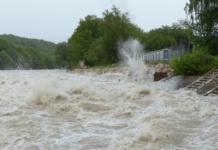 Voda progutala ljude