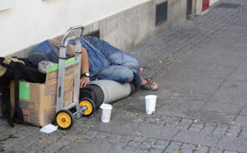 Poklonili beskućnicima po 10.000 evra i rekli ima da rade šta žele