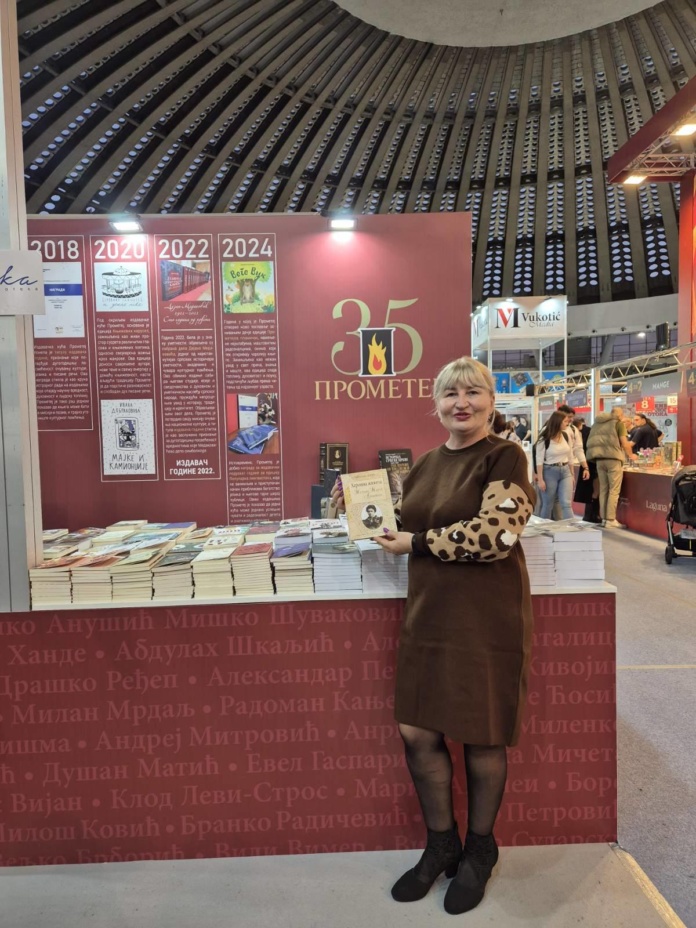 Svetlana Matić sa knjigom o Milevi Marić Ajnštajn