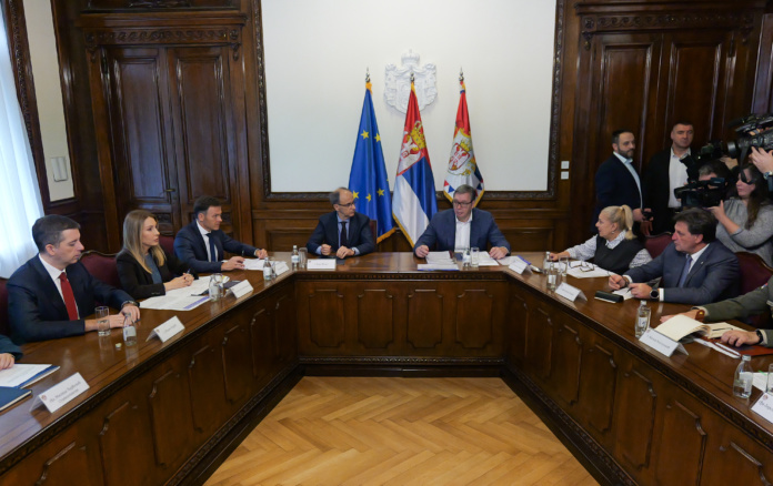 Aleksandar Vučić sa saradnicima