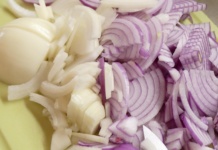 Za jedan minut isecite crni luk bez neprijatnog mirisa i peckanja