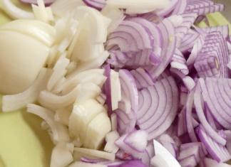 Za jedan minut isecite crni luk bez neprijatnog mirisa i peckanja