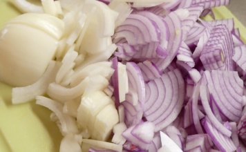 Za jedan minut isecite crni luk bez neprijatnog mirisa i peckanja