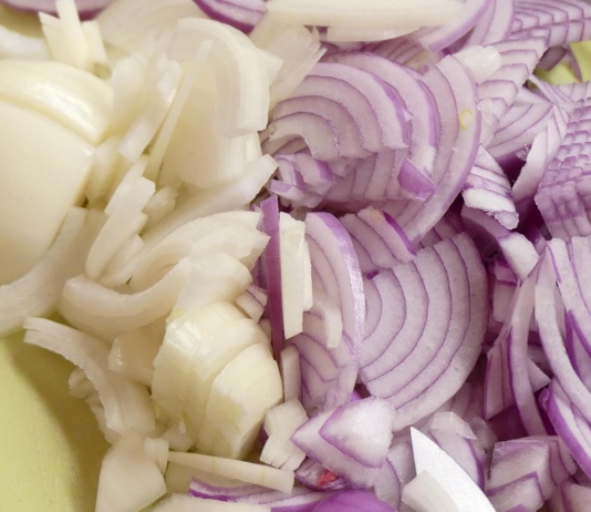 Za jedan minut isecite crni luk bez neprijatnog mirisa i peckanja