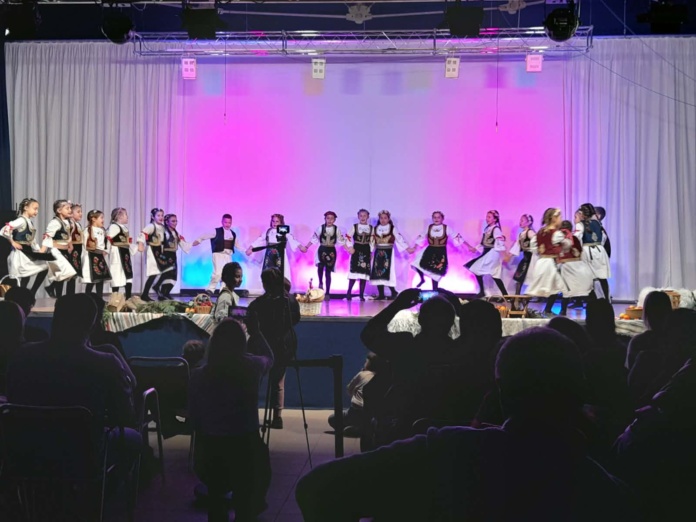 Pobrali simpatije i aplauze - dečji folklor