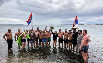 Plivanje za krst okupilo vernike