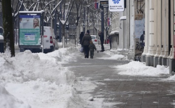 Studenti u akciji čišćenja snega