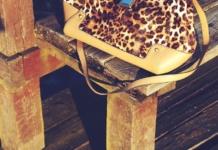 Torbe s poznatim printom vratile su se u modu i izgledaju bolje nego ikad