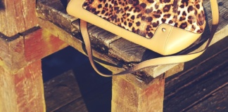 Torbe s poznatim printom vratile su se u modu i izgledaju bolje nego ikad