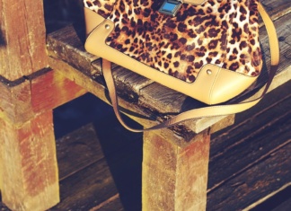 Torbe s poznatim printom vratile su se u modu i izgledaju bolje nego ikad