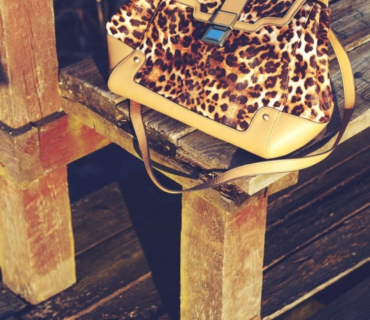 Torbe s poznatim printom vratile su se u modu i izgledaju bolje nego ikad