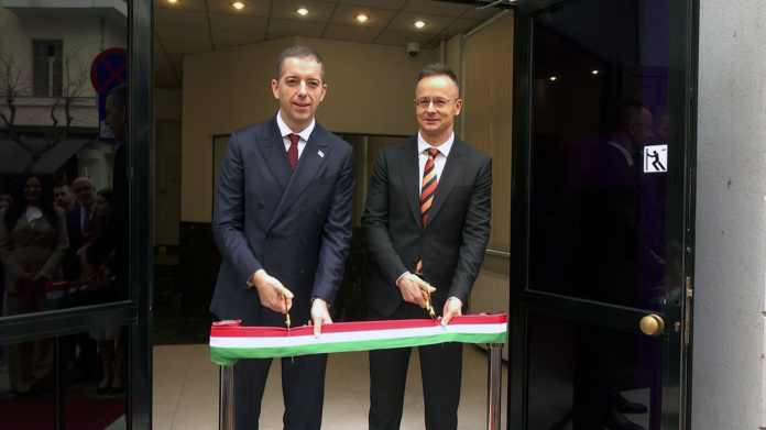 Ministar spoljnih poslova Republike Srbije Marko Đurić danas je u Solunu sa ministrom spoljnih poslova i spoljne trgovine Mađarske Peterom Sijartom u Generalnom konzulatu Republike Srbije svečano otvaranje Konzularne kancelarije Mađarske u Solunu, po sistemu kolokacije diplomatsko-konzularnih predstavništava