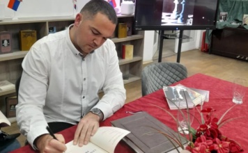 Pisac koji osećaje oblači u reči