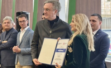 Čadežu zahvalnica Srpske asocijacije uvoznika vozila za razvoj e-mobilnosti