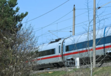 550 putnika u sauni na šinama: Električni kablovi pali na voz u Nemačkoj